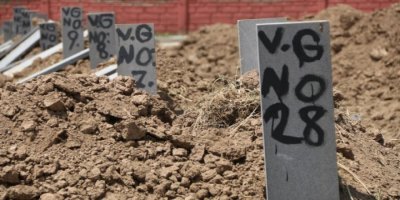 Batan tekneden çıkarılan cenazeler kimsesizler mezarlığına defnediliyor