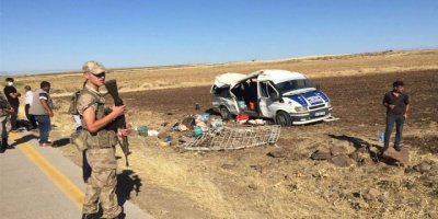 Urfa'da tarım işçilerini taşıyan minibüs devrildi: 1 ölü, 25 yaralı