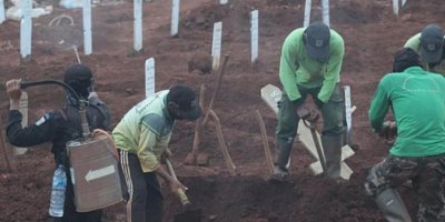 Endonezya'da maske takmayanlara ceza olarak Kovid-19 hastalarının mezarı kazdırıldı