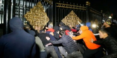 Kırgızistan Meclis Başkanı ve Başbakan istifa etti