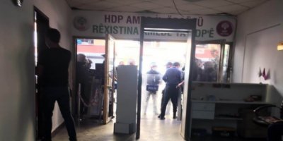 Diyarbakır’da HDP’nin il ve ilçe binalarına baskın
