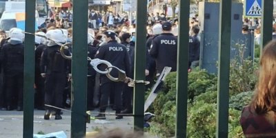 Boğaziçi öğrencilerine polis müdahalesi, kampüs kapısına kelepçe!