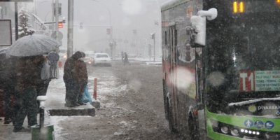 Diyarbakır’da beyaz örtü: Yurttaşlar duraklarda kaldı