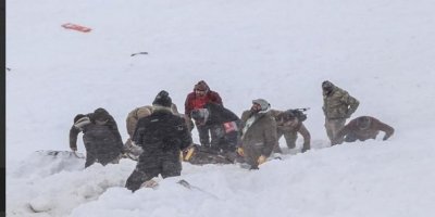 İran sınırında çığ: 5 kolber halen kayıp