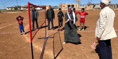 Mardin’de köylülerden şalvarlı ve fistanlı badminton maçı