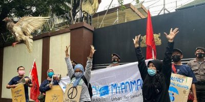 Darbenin en kanlı günü: Myanmar'da 18 protestocu öldürüldü