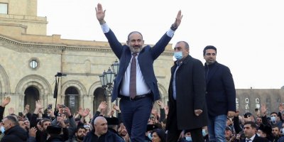 Paşinyan'dan darbeye karşı destekçilerine toplanma çağrısı