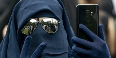 İsviçre'de 'peçe yasağı' referandumla kabul edildi