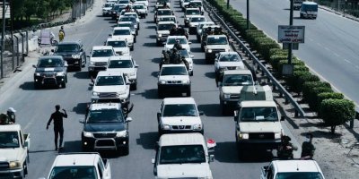 Bağdat’ta sokağa çıkan silahlı milisler Kazımi’yi tehdit etti!