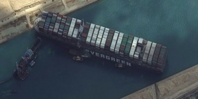 Gemi Süveyş Kanalını felce uğrattı: Tüm gözler orada!