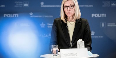 VİDEO-AstraZeneca aşısının kullanımının durdurulduğunu açıklarken bayıldı