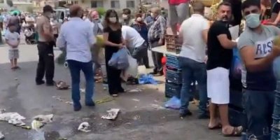 Yoksulluk artıyor: Esnaf 20 ton malzemeyi protesto için dağıttı, binlerce insan kuyruk oluşturdu