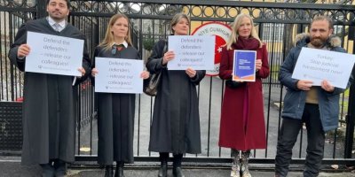 Norveçli avukatlardan Türkiye Büyükelçiliği önünde 'ÇHD' eylemi