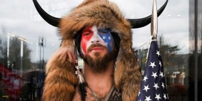 ABD'de Kongre baskınının başrolü 'QAnon Şamanı' 41 ay hapis cezası aldı