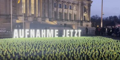 Alman Meclisi önünde göçmenler için binlerce mum yakıldı