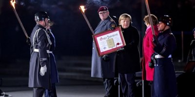 Merkel geleneksel askeri törenle uğurlandı