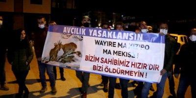 İspanyol avcı grubunun Dersim’i terk etmesi için gösteri düzenlendi, polis  engelledi!