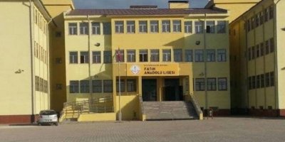 Lisede 16 yaşındaki çocuk silahla başından vurulmuş olarak bulundu