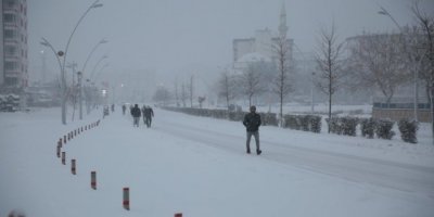 Diyarbakır'da yollar kapandı, yurttaşlar yürüyerek işe gitti