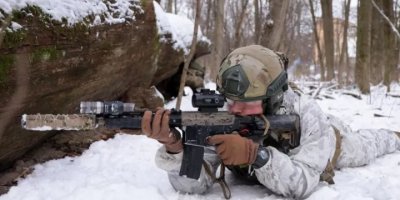 Ukrayna krizi: İngiltere büyükelçilik personelini geri çekmeye başladı