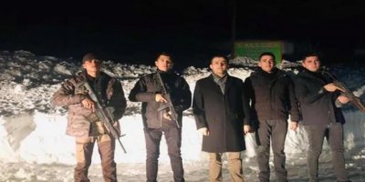 Valilikten silahlı kaymakam açıklaması: Güvenlik güçlerini onore etmek için çektirmiş