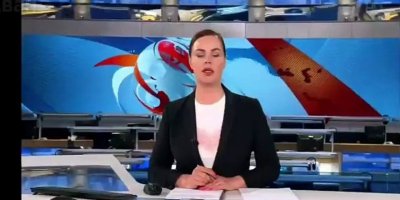 Rusya devlet televizyonu canlı yayınında savaş karşıtı protesto