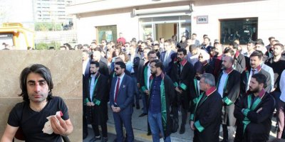 Polis, zanlıyı darp ederken kendisini durdurmaya çalışan avukata kafa attı