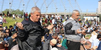 Ceketleri ters giyerek yağmur duasına çıktılar