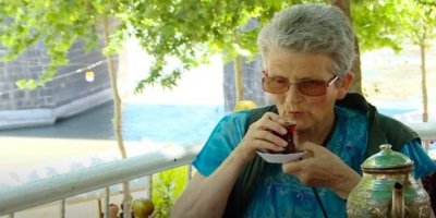 Kürtçe öğrenen 79 yaşındaki Britanyalı: Anadilinize sahip çıkın