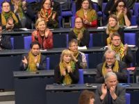 Alman Sol Partili kadın vekillerden Efrin'e poşulu destek