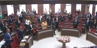 Kürdistan Parlamentosu’nda Jina Emini’i için saygı duruşu