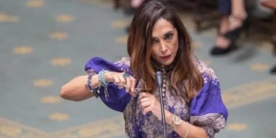 Belçika Dışişleri Bakanı Lahbib, İranlı kadınlara destek için saçlarını kesti