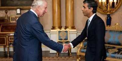 Kral III. Charles ilk kez görev verdi: Rishi Sunak, Britanya'nın ilk Hint asıllı Başbakanı oldu