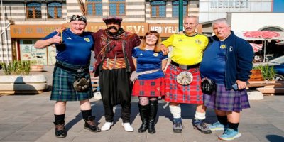 İskoç taraftarlar Diyarbakır’da Xalê Kemal ile buluştu