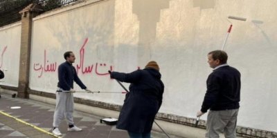İran'da, Besic Milisleri İngiltere Büyükelçiliği duvarlarına 'ajan yuvası' yazdı