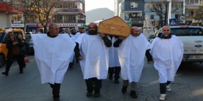 Dersim Belediyesi önünde kefenli eylem