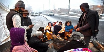 Xoy depremi: Devlet yardımı yok, dondurucu soğuğa rağmen halk caddelerde ateş yakıyor