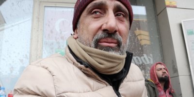 Üç gündür dört çocuğu ve eşinin altında olduğu enkazı bekliyor