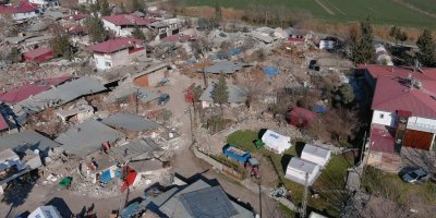 Fay hattındaki köy: 55 evden geriye 3 ağır hasarlı ev kaldı...