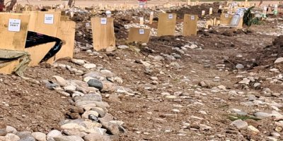 Gökçer Tahincioğlu: Şehir mezarlığı, soru işaretleri ve tahtadan mezar taşlarındaki tülbentler