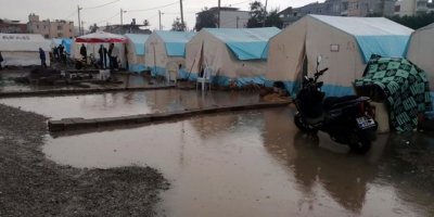 İskenderun’da depremzedelerin çadırlarını su bastı