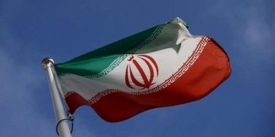 İran’da başörtü takmadan sokakta dans eden 5 genç kız tutuklandı