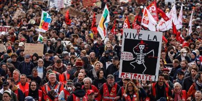 Fransa'da Anayasa Konseyi emeklilik yaşını 64'e çıkaran reformu ana hatlarıyla onayladı