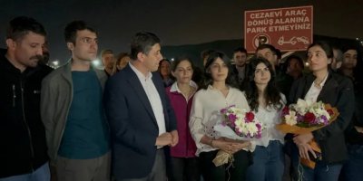 İlk duruşmada tahliye edilen gazeteciler cezaevinden çıktı