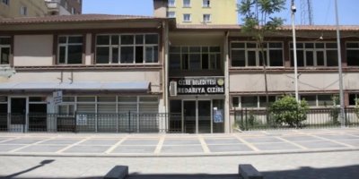 Kayyım belediye binasını sattı