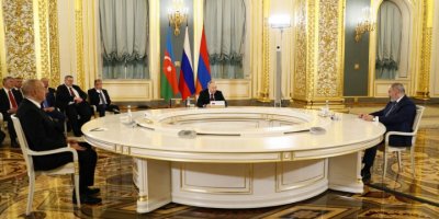 Moskova'da Putin, Paşinyan, Aliyev zirvesi