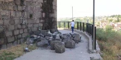 Diyarbakır’da depremden zarar gören ‘tarihin’ enkazı 4 aydır yerde duruyor