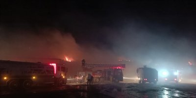 Van Saman Pazarı’nda yangın: En az 12 dükkan küle döndü