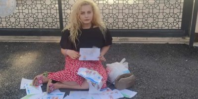 Urfa'da tek başına protesto: 'O buradan gidene kadar...'