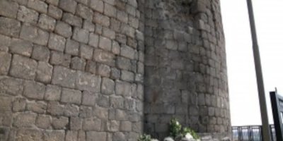 Depremin vurduğu tarihi surlar kaderine terk edildi